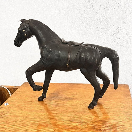 Image 1 of Sculpture vintage de cheval en cuir et papier
