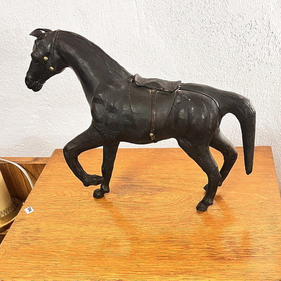 Image 1 of Sculpture vintage de cheval en cuir et papier