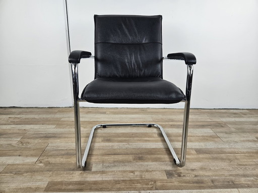 Fauteuil 70S en acier tubulaire et éco-cuir noir