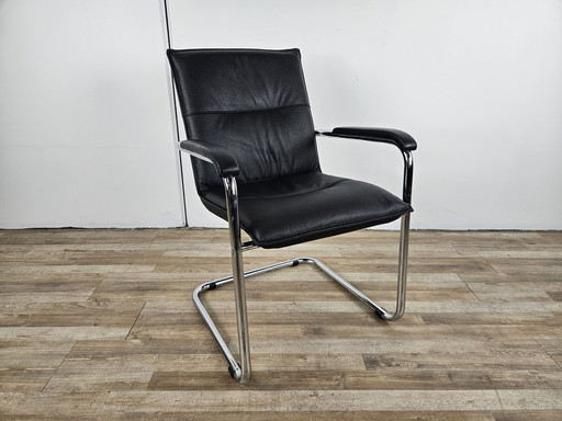 Fauteuil 70S en acier tubulaire et éco-cuir noir