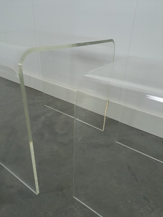 Image 1 of Lot de 2 tables en plexiglas incurvées en plastique