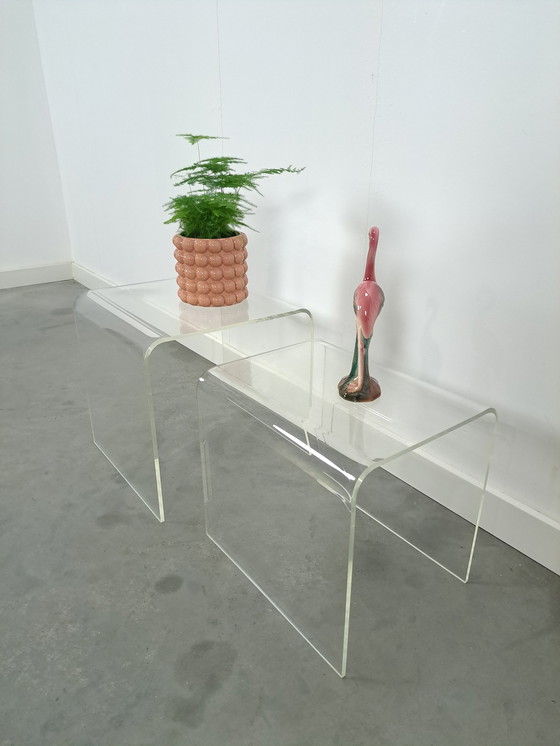 Image 1 of Lot de 2 tables en plexiglas incurvées en plastique