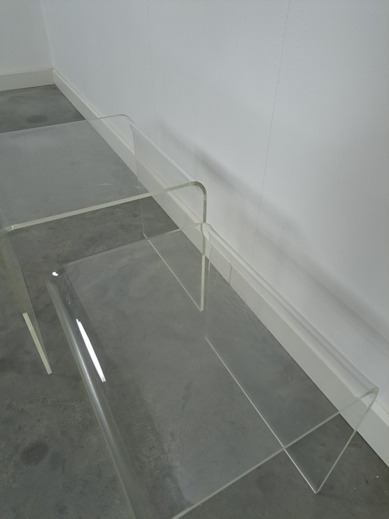 Image 1 of Lot de 2 tables en plexiglas incurvées en plastique