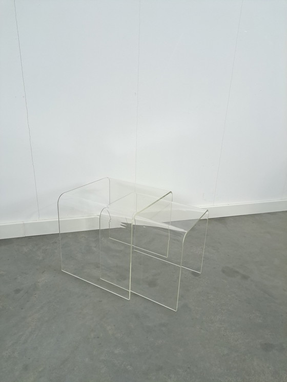 Image 1 of Lot de 2 tables en plexiglas incurvées en plastique