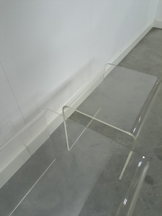 Image 1 of Lot de 2 tables en plexiglas incurvées en plastique