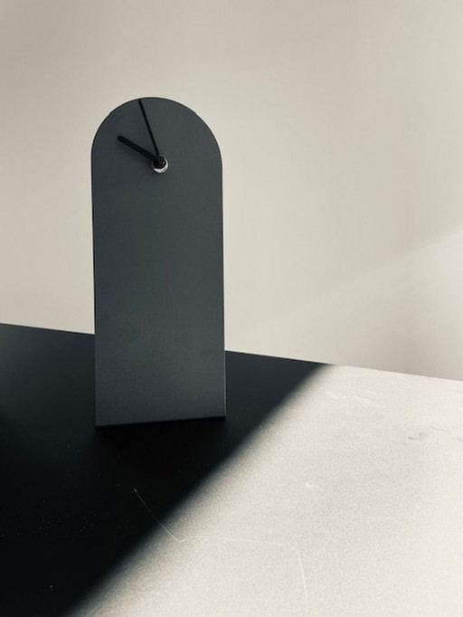 Horloge de table Klokkie : design minimaliste néerlandais Van Tjalle & Jasper