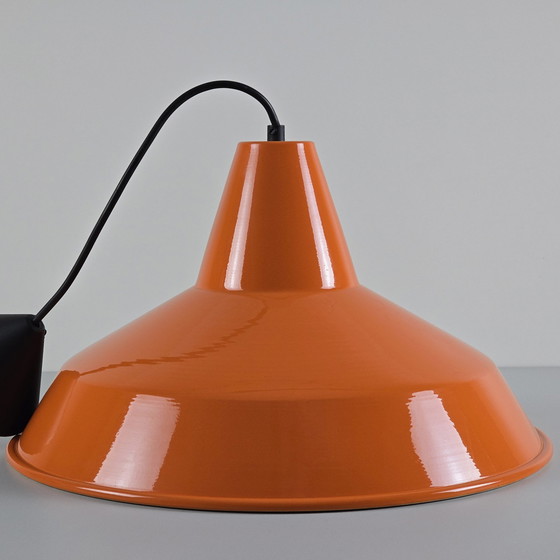 Image 1 of Lampe pendante d'atelier en métal orange industrielle des années 1970.