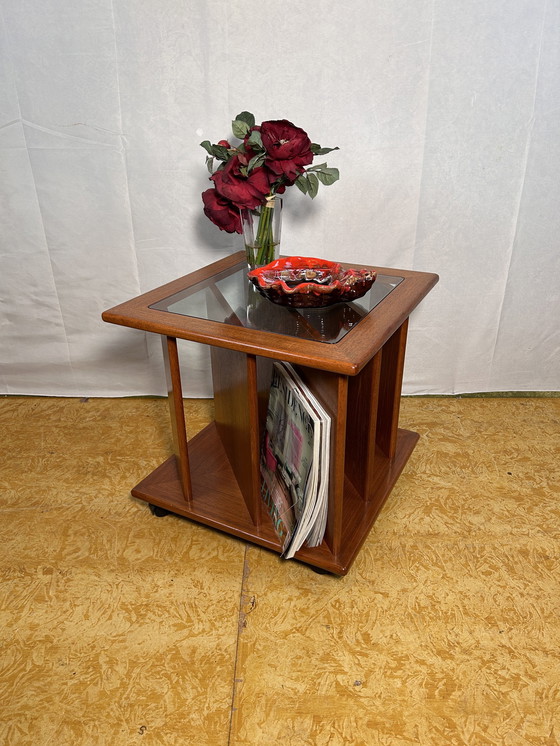 Image 1 of Mid Century Retro Vintage Table à café en teck avec porte-revues 1960