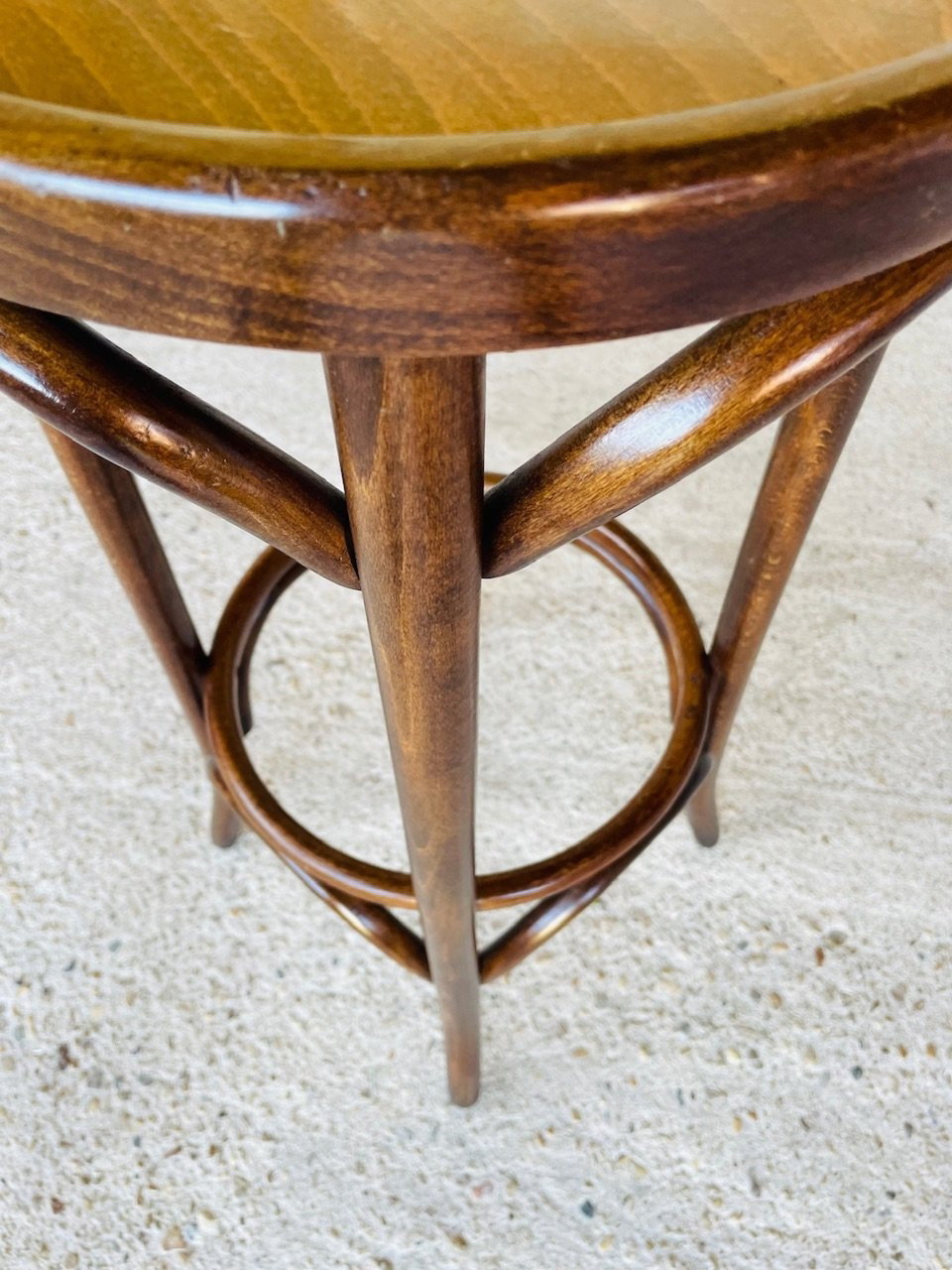 Tabouret de bar en bois courbé de haute qualité, siège en rotin Thonet, chaise de cuisine en bois massif (ZG25-001) - Chine Tabouret en bois, tabouret de café