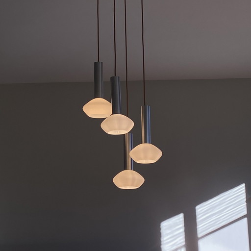 Grande Suspension Lustre Cascade Globes En Verre Blanc Tubes En Aluminium