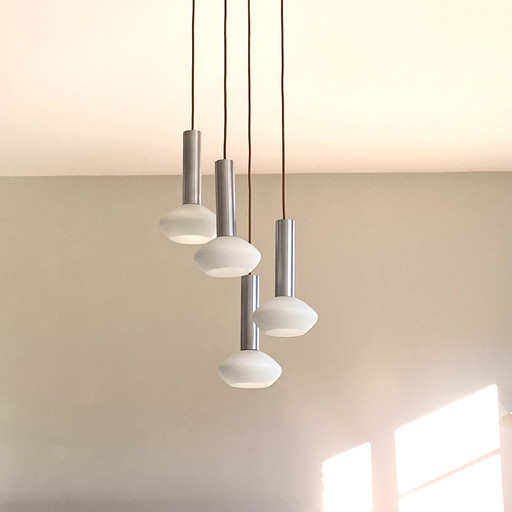 Grande Suspension Lustre Cascade Globes En Verre Blanc Tubes En Aluminium