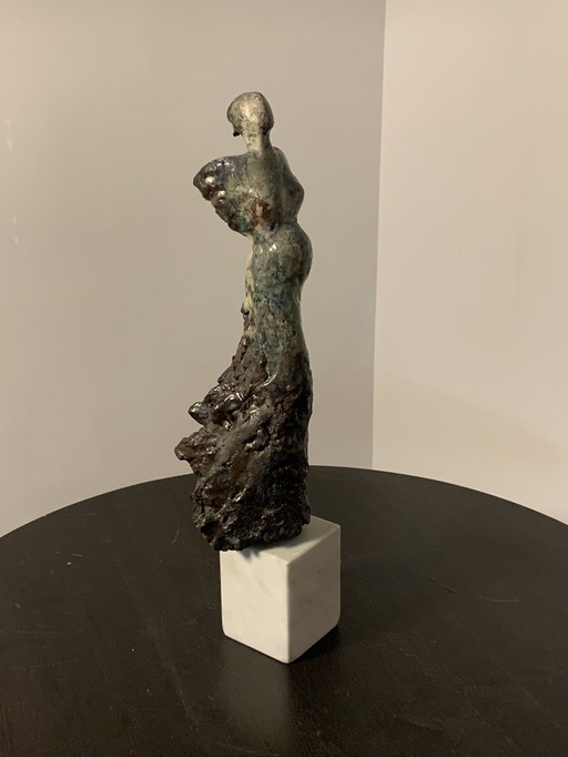 Statue de femme enceinte en céramique sur socle en marbre