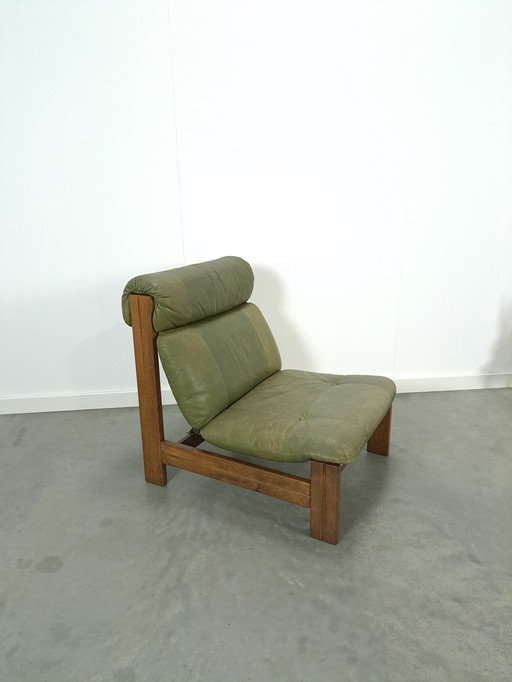 Chaise en cuir vert avec bois de chêne