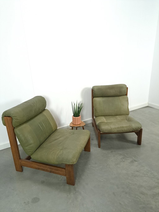 Chaise en cuir vert avec bois de chêne