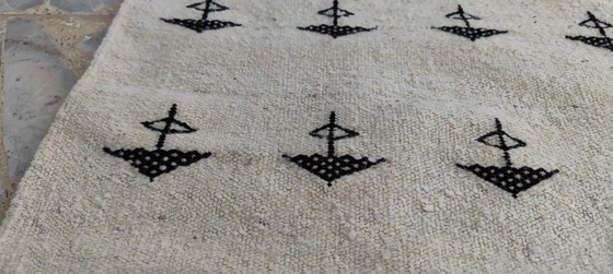 Image 1 of Tapis Kilim Blanc Et Noir À Motifs Berbères