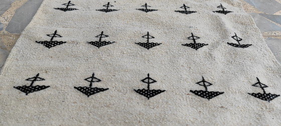 Image 1 of Tapis Kilim Blanc Et Noir À Motifs Berbères