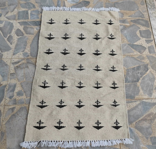 Tapis Kilim Blanc Et Noir À Motifs Berbères