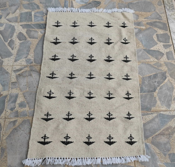 Image 1 of Tapis Kilim Blanc Et Noir À Motifs Berbères