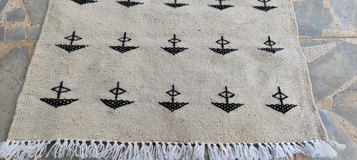 Tapis Kilim Blanc Et Noir À Motifs Berbères