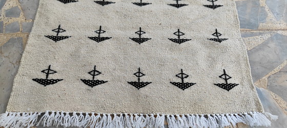 Image 1 of Tapis Kilim Blanc Et Noir À Motifs Berbères