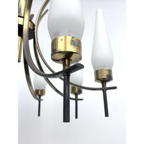 Image 1 of Lustre vintage à 8 lumières en laiton et verre opalin, Italie 1950