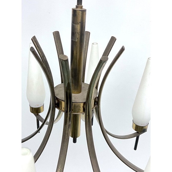Image 1 of Lustre vintage à 8 lumières en laiton et verre opalin, Italie 1950
