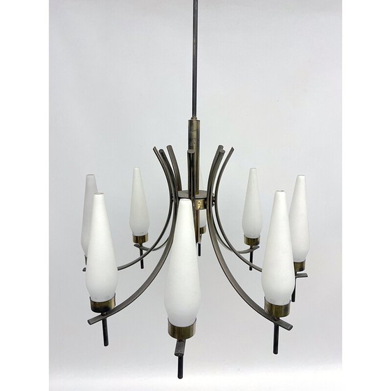 Image 1 of Lustre vintage à 8 lumières en laiton et verre opalin, Italie 1950