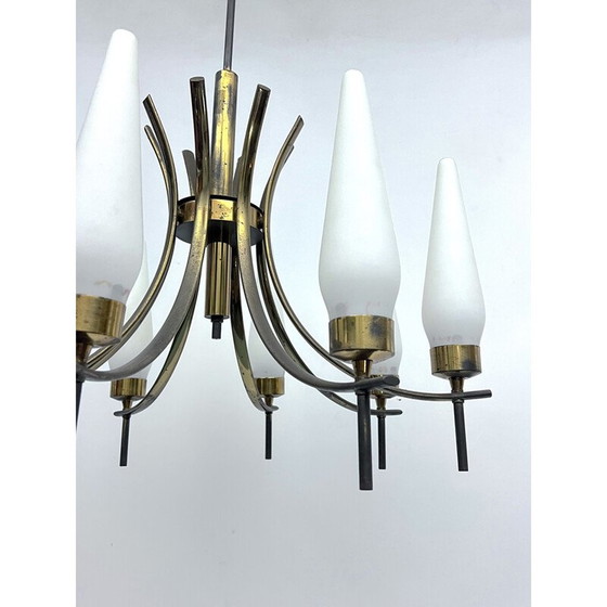 Image 1 of Lustre vintage à 8 lumières en laiton et verre opalin, Italie 1950