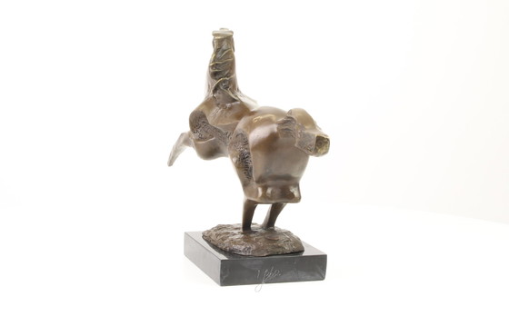 Image 1 of Cheval au galop en bronze de forme abstraite