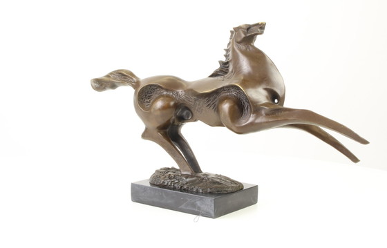 Image 1 of Cheval au galop en bronze de forme abstraite