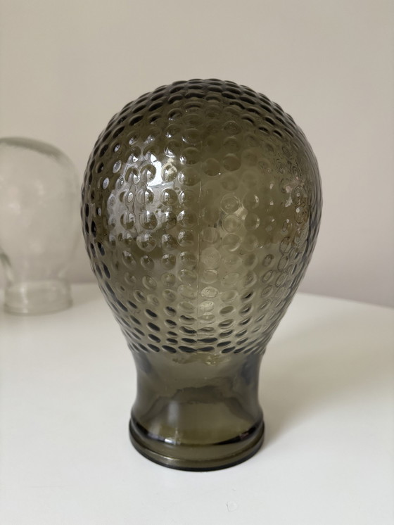 Image 1 of Présentoir en verre vintage pour casques ou chapeaux 1980