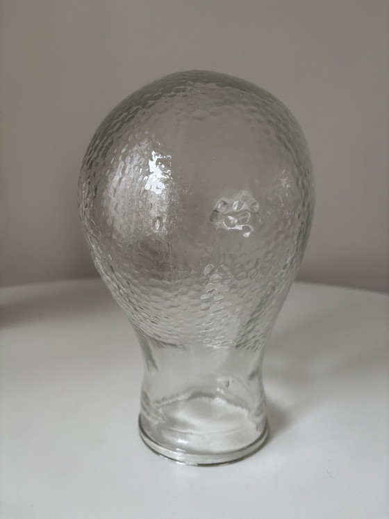 Image 1 of Présentoir en verre vintage pour casques ou chapeaux 1980