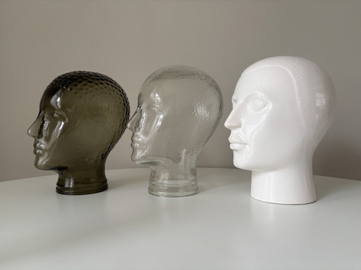 Présentoir en verre vintage pour casques ou chapeaux 1980