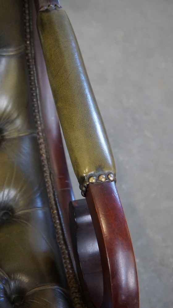 Image 1 of Fauteuil Chesterfield en cuir de boeuf vert combiné avec du bois