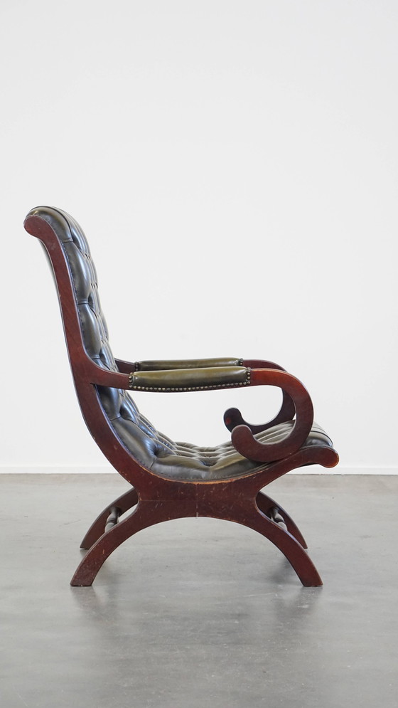 Image 1 of Fauteuil Chesterfield en cuir de boeuf vert combiné avec du bois