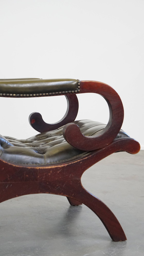Image 1 of Fauteuil Chesterfield en cuir de boeuf vert combiné avec du bois