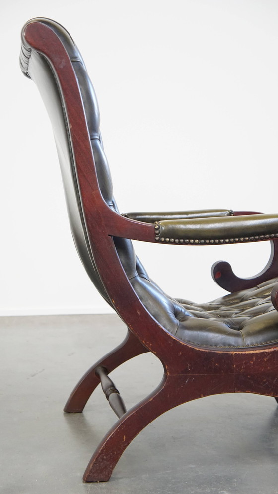 Image 1 of Fauteuil Chesterfield en cuir de boeuf vert combiné avec du bois