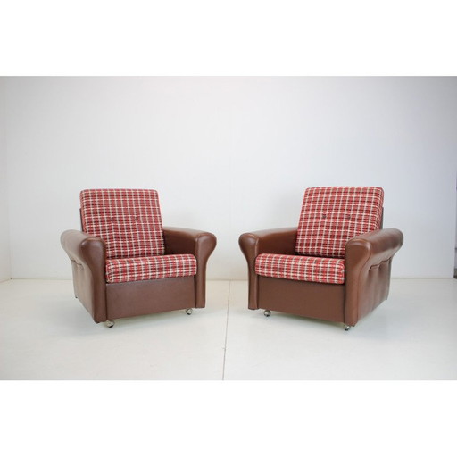 Paire de fauteuils en tissu et similicuir du milieu du siècle, Tchécoslovaquie, années 1960
