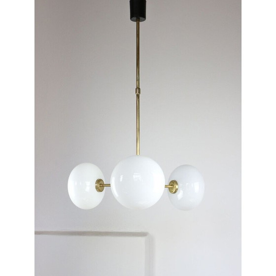 Image 1 of Lustre en laiton et verre opalin du Mid Century
