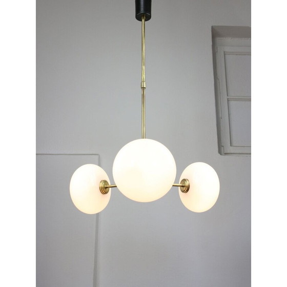 Image 1 of Lustre en laiton et verre opalin du Mid Century