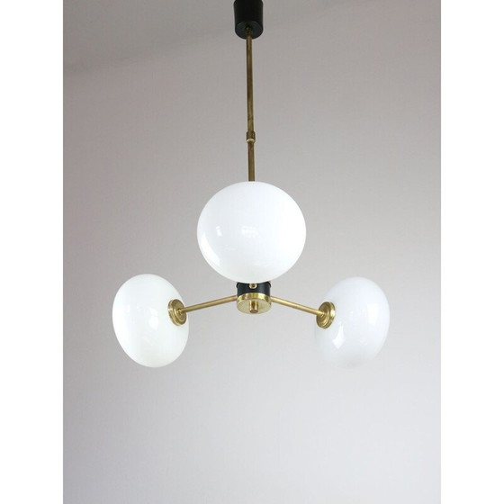 Image 1 of Lustre en laiton et verre opalin du Mid Century
