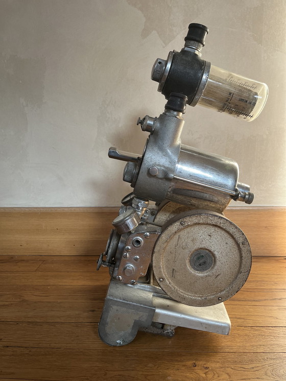 Image 1 of Partie décorative vintage d'un respirateur