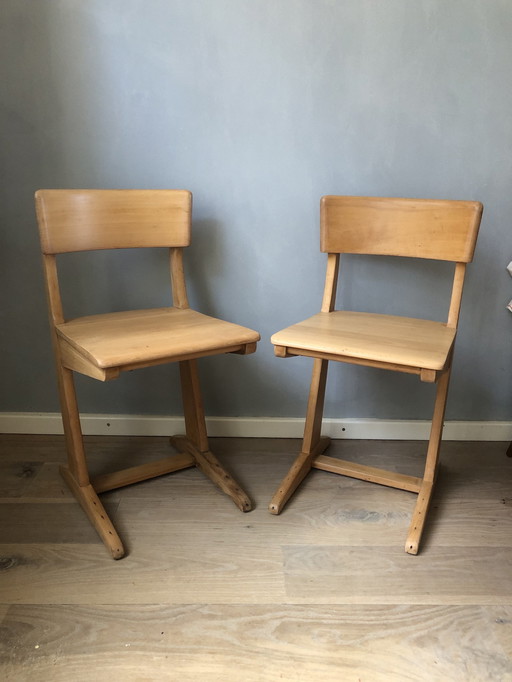 2x Chaises d'école en bois massif