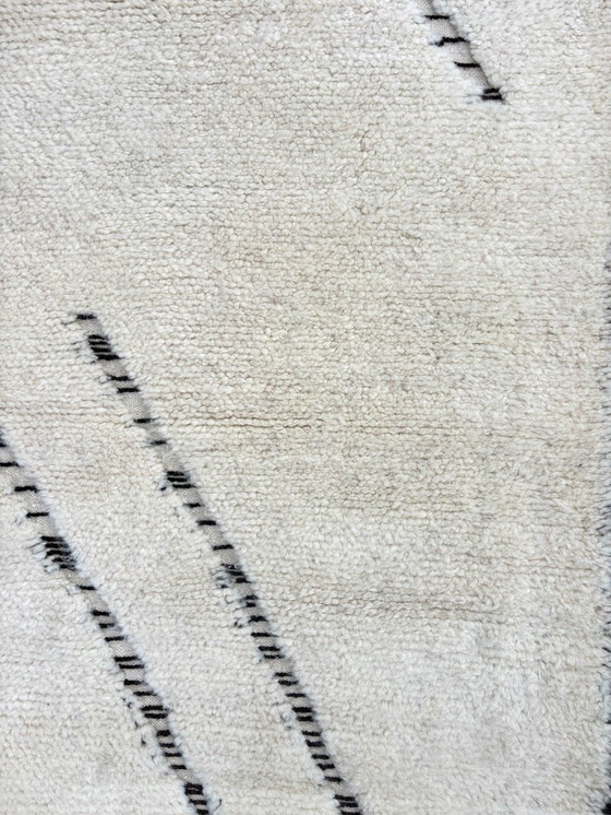 Image 1 of Tapis berbère moderne en laine blanche