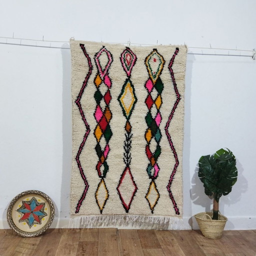 Petit tapis berbère marocain en laine avec plusieurs couleurs