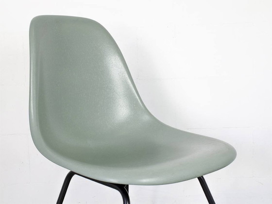 Image 1 of Vitra Dsx Coquille de siège en fibre de verre en mousse de mer verte Design Charles Eames