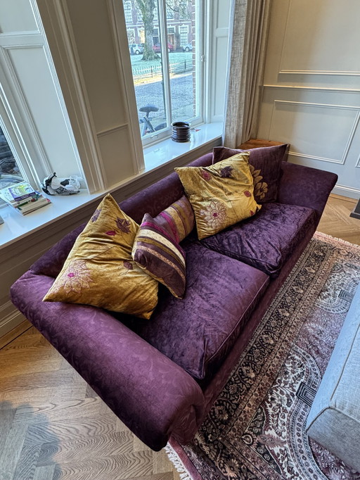 2 canapés Chesterfield / Lawson en velours violet avec coussins