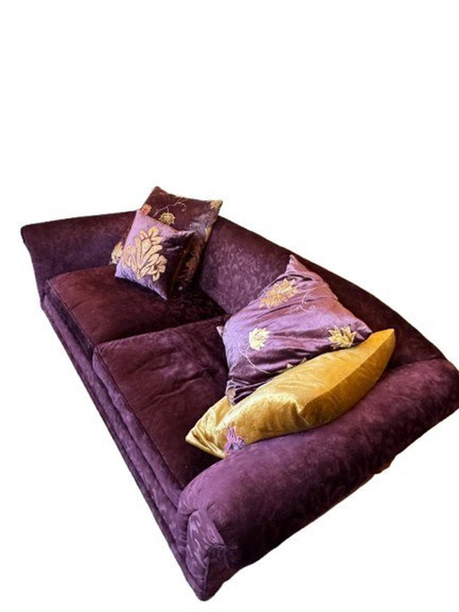 2 canapés Chesterfield / Lawson en velours violet avec coussins