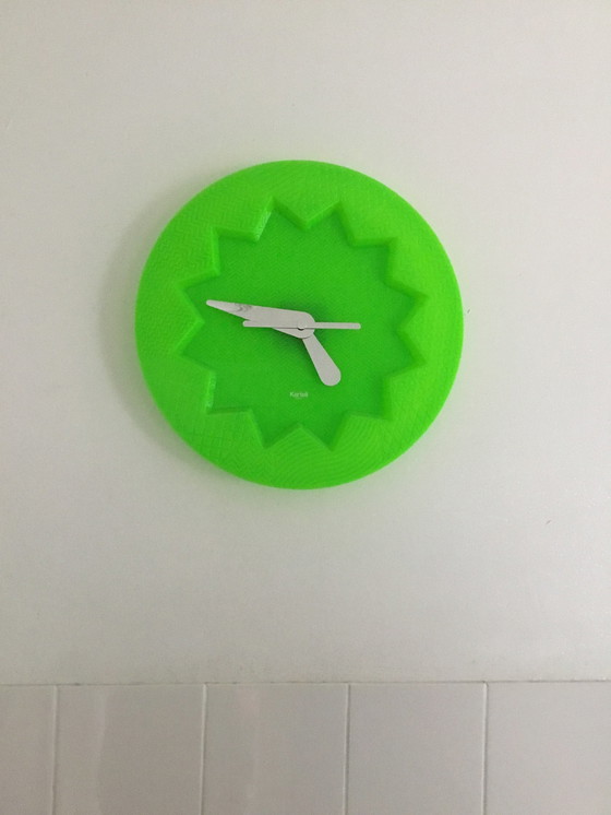 Image 1 of Horloge Kartell vert fluo