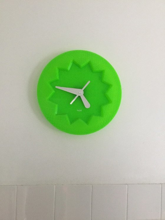 Image 1 of Horloge Kartell vert fluo